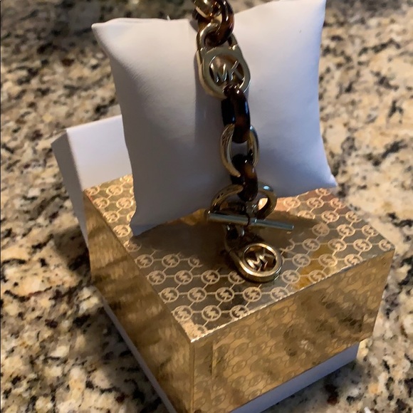 ⭐️Host Pick⭐️ Gold-Tone Tortoise Acetate Link - Picture 2 of 3